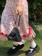 デザイン性のあるブラウスとハイウエスト花柄スカートの夏用女性向けコーディネート（セットアップ対応）