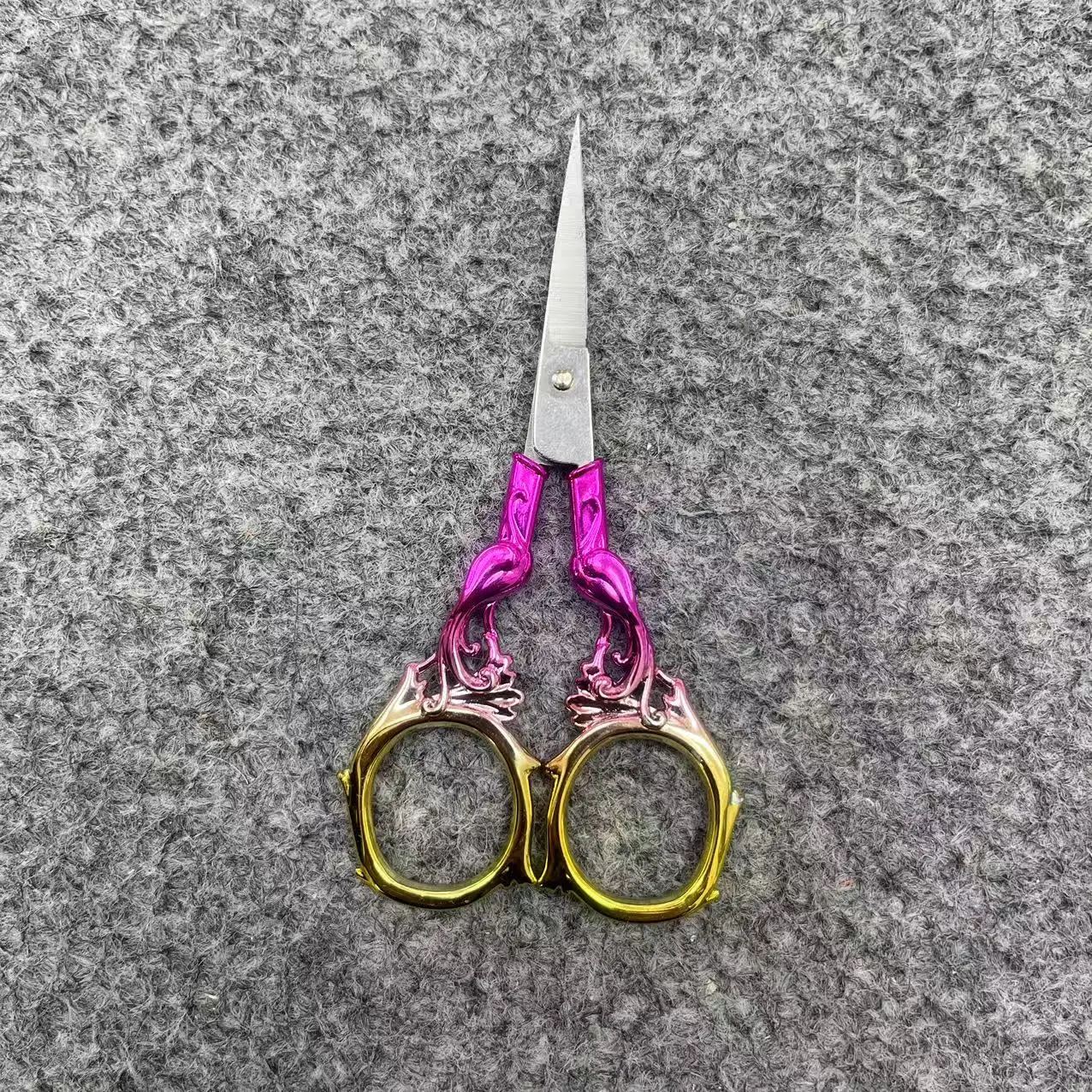 お裁縫道具を選ぶときに迷う？彩色のフェニックスデザイン刺繍ハサミが解決する理由とは