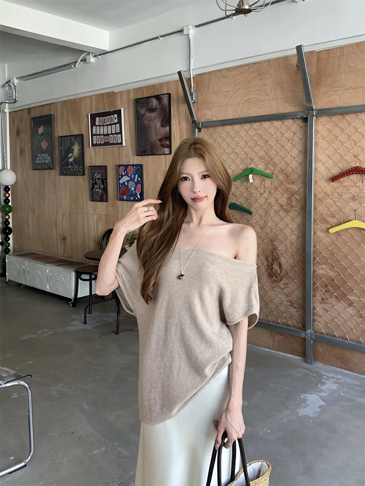 オフショルダーニットTシャツ：夏用バットウィングスリーブデザインの着こなしと実用性