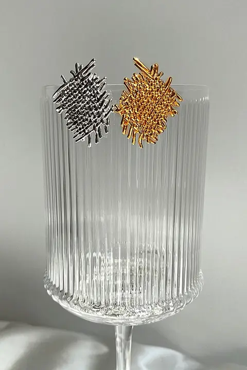 クラシックデザインの幾何学模様メタル感イヤリング【925シルバー針使用】