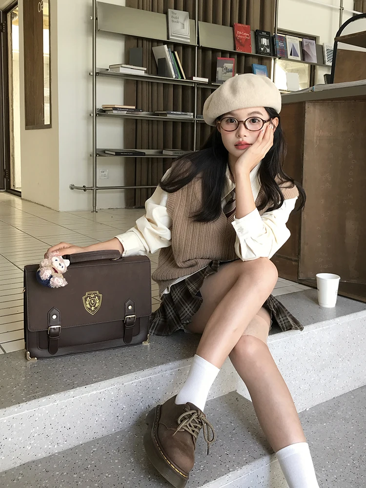 ママコーデの秋レイヤードガイド｜ブラウン・グレーニットベストの着こなし術