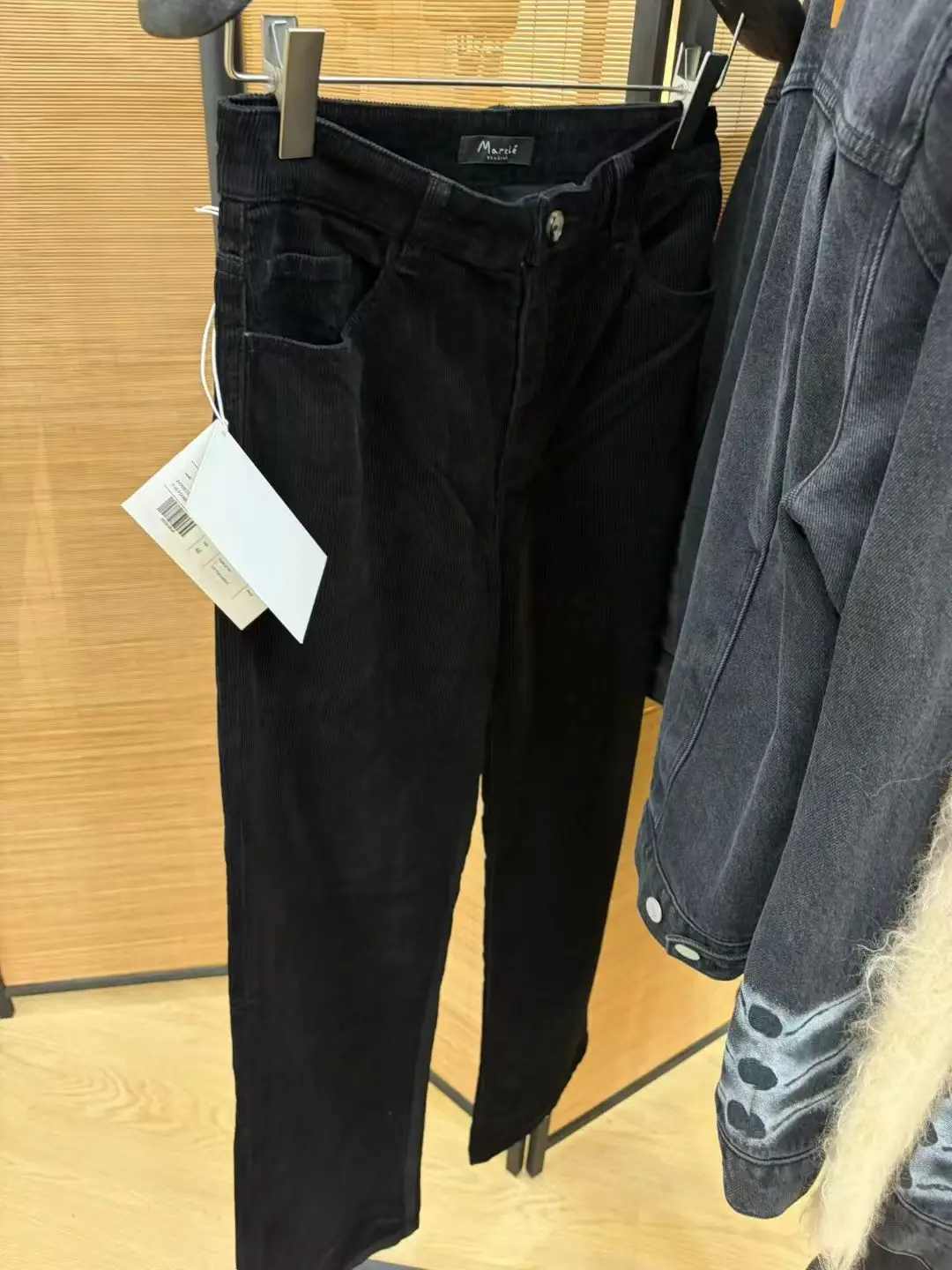 クロップドパンツと直筒パンツの違いは？本当に通勤に合うのか？