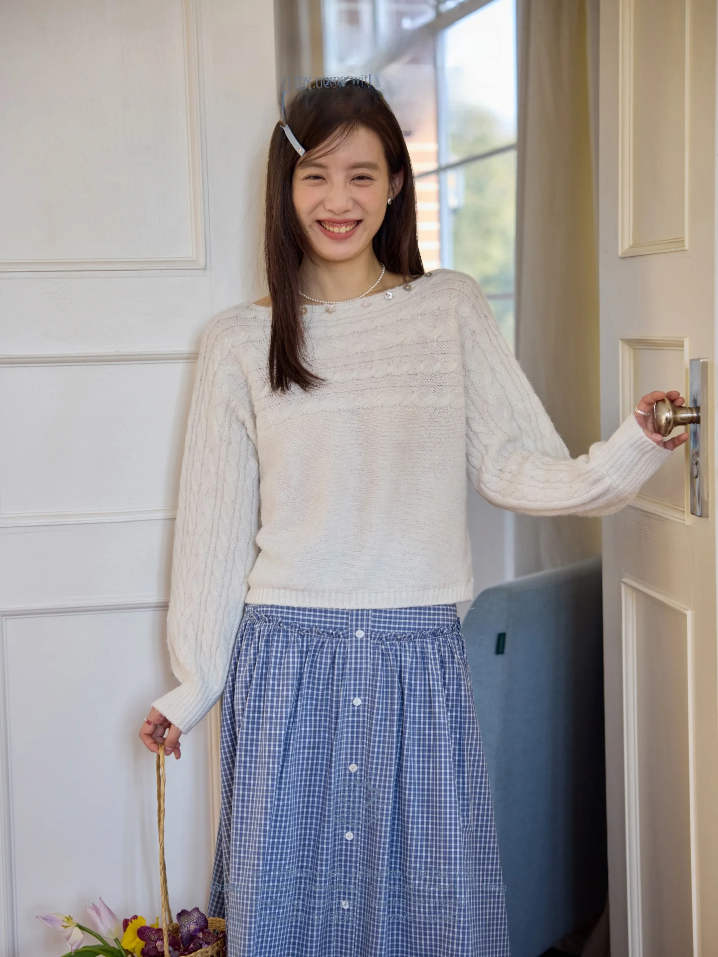 横向きツイストデザインのオフショルダーゆったりニット