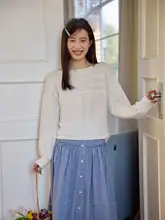 横向きツイストデザインのオフショルダーゆったりニット