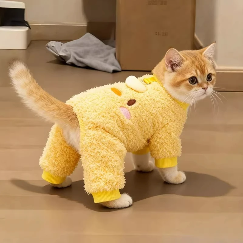 可愛い猫用防寒対策服：フリース裏地と四脚デザインで冬の寒さをしっかり防ぐ