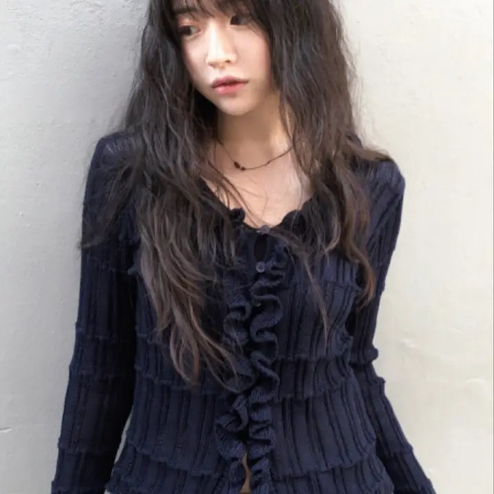 柔らかなフリルデザインのビンテージ風ニットカーディガン【女性用・フロントボタン・ルーズフィット】