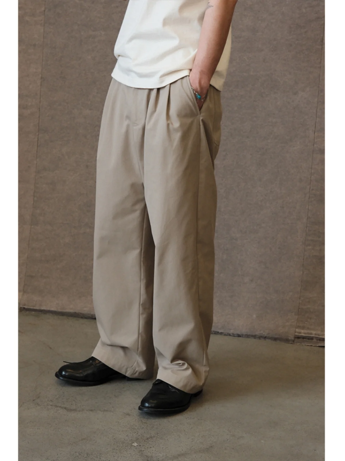 センタープレスワイドパンツ：高ウエストダブルプリーツ構造とカジュアルスタイルの実用性解析