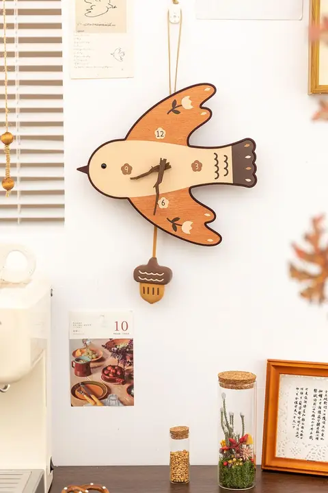 ユニークなスワロー時計【クリーム色・壁面装飾・寝室用】