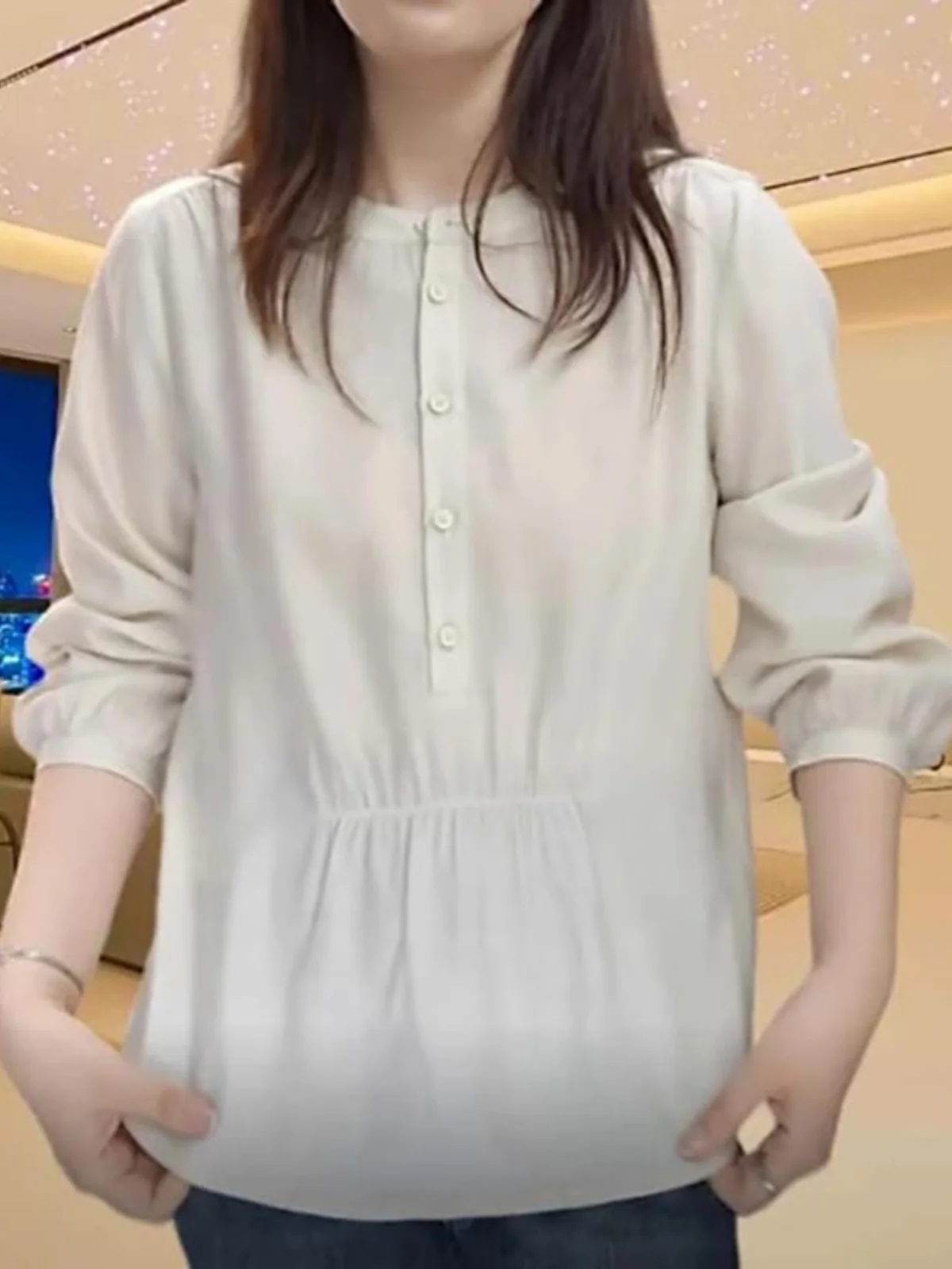 春のブラウスで悩んでいるなら、この1着で通勤からレジャーまですべてを解決できる？