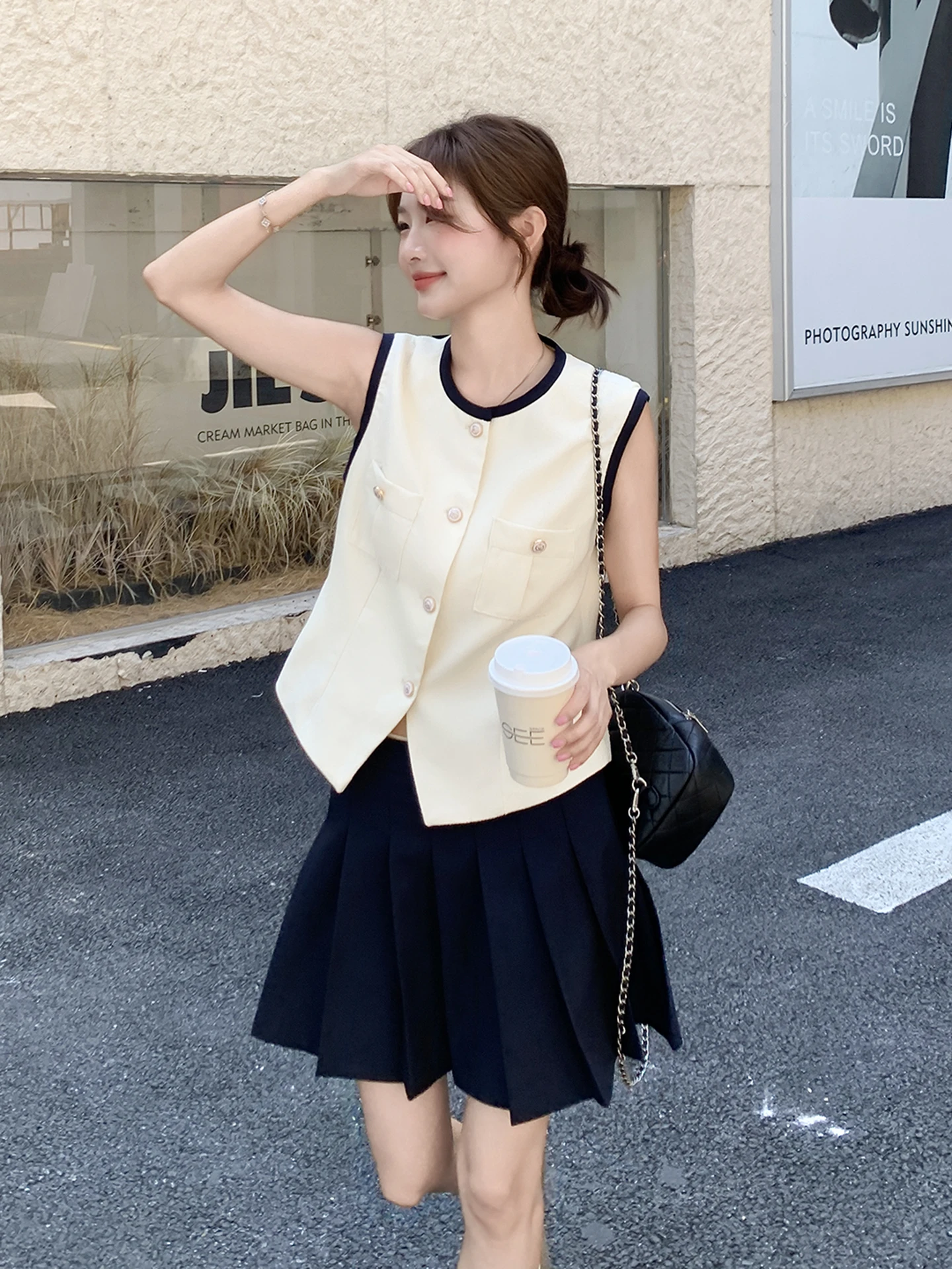 「シンプルな夏のコーデ」に悩む20代女性に、今こそ選ぶべきバイカラーベストとスカートのセットアップとは？