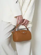 上質な牛皮製ボストンバッグ【シンプルデザイン・ショルダー・ハンドル付き・円筒型】