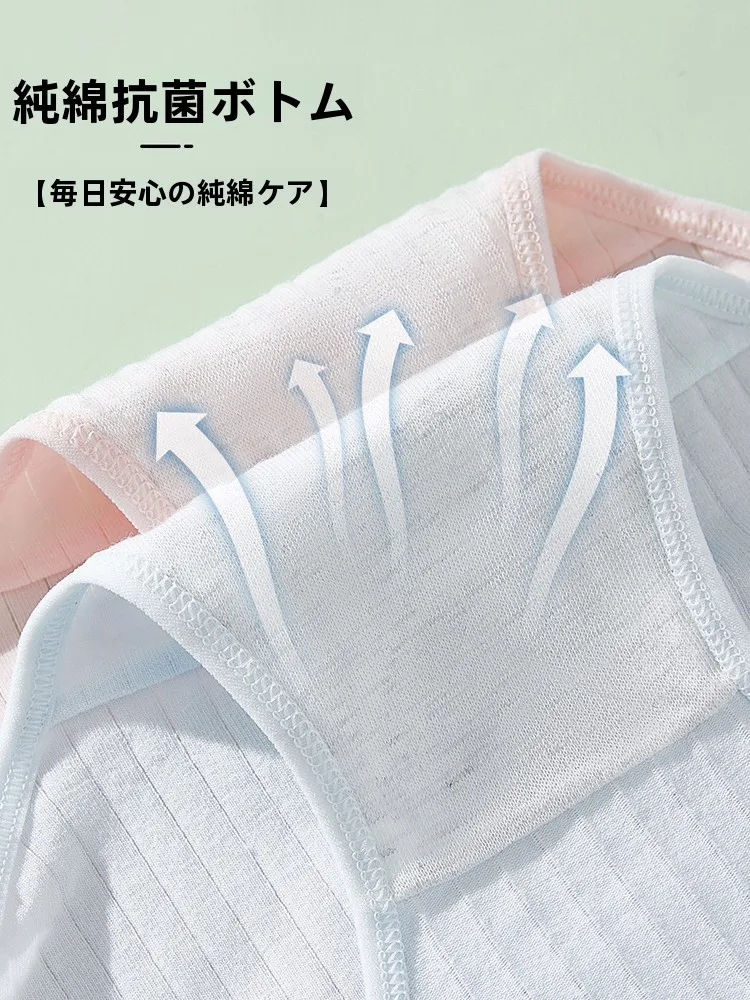 パンツスーツのインナーは、どんなものにすべき？