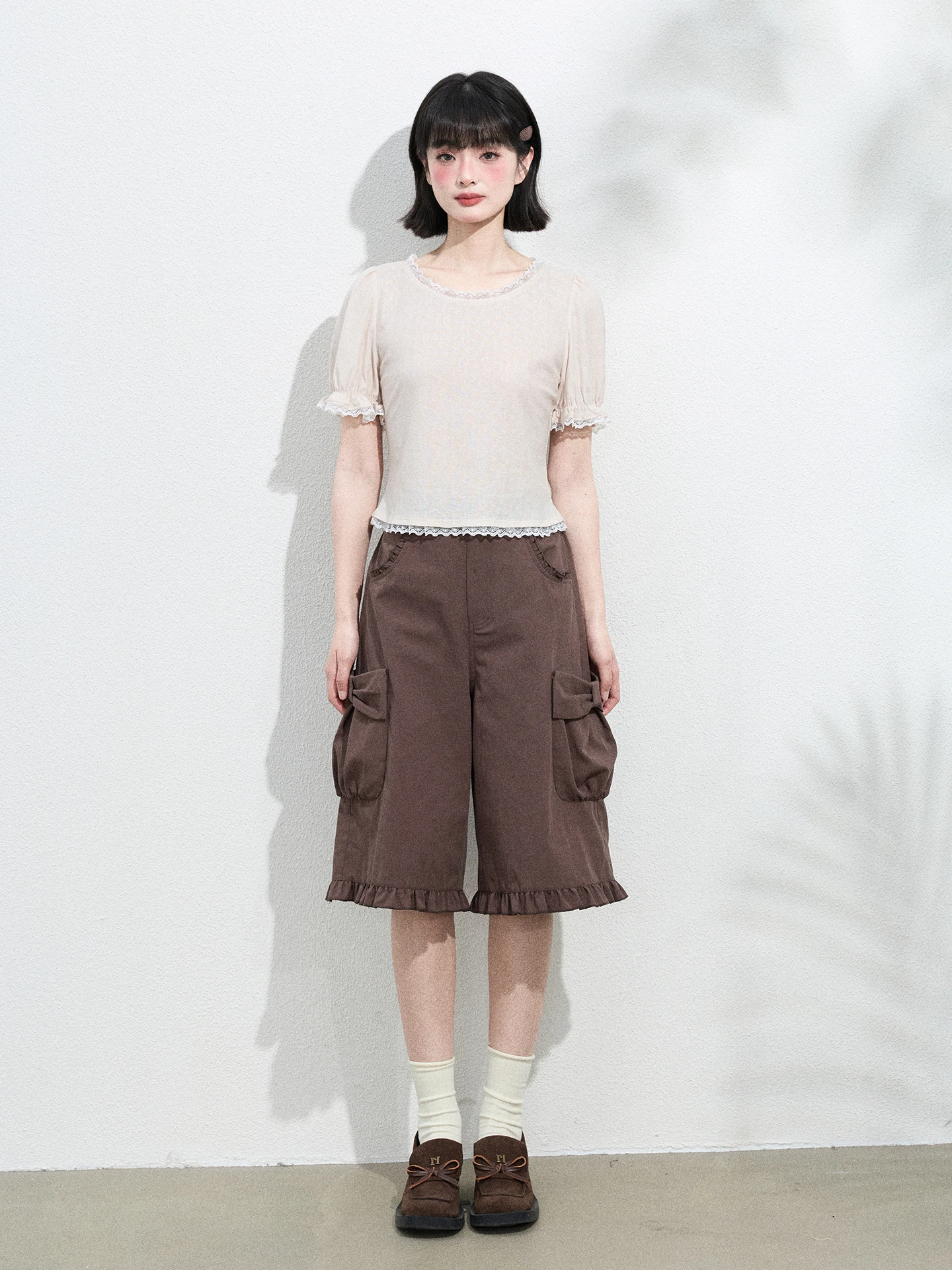深いコーヒーカラーの七分丈ワイドパンツ：ストリート系ファッション夏の定番アイテムとしての実用性とデザイン分析