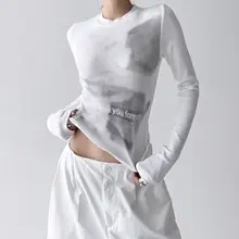 美しいデザインのラウンドネック長袖Tシャツ【スリムフィット・プリント・女性用・ショート丈】
