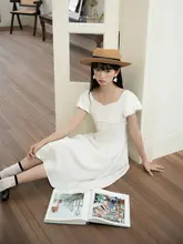 肌理のある白いフレアワンピース【ウエスト絞り・デザイン感】
