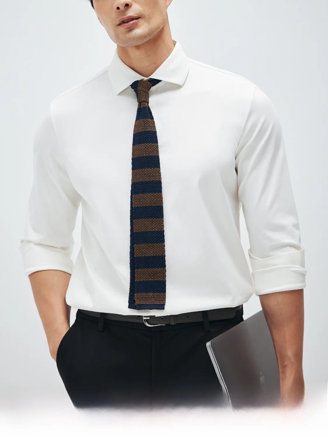 ビジネスカジュアル面接で失敗しない服装は？高弾性長袖シャツが解決する3つの理由