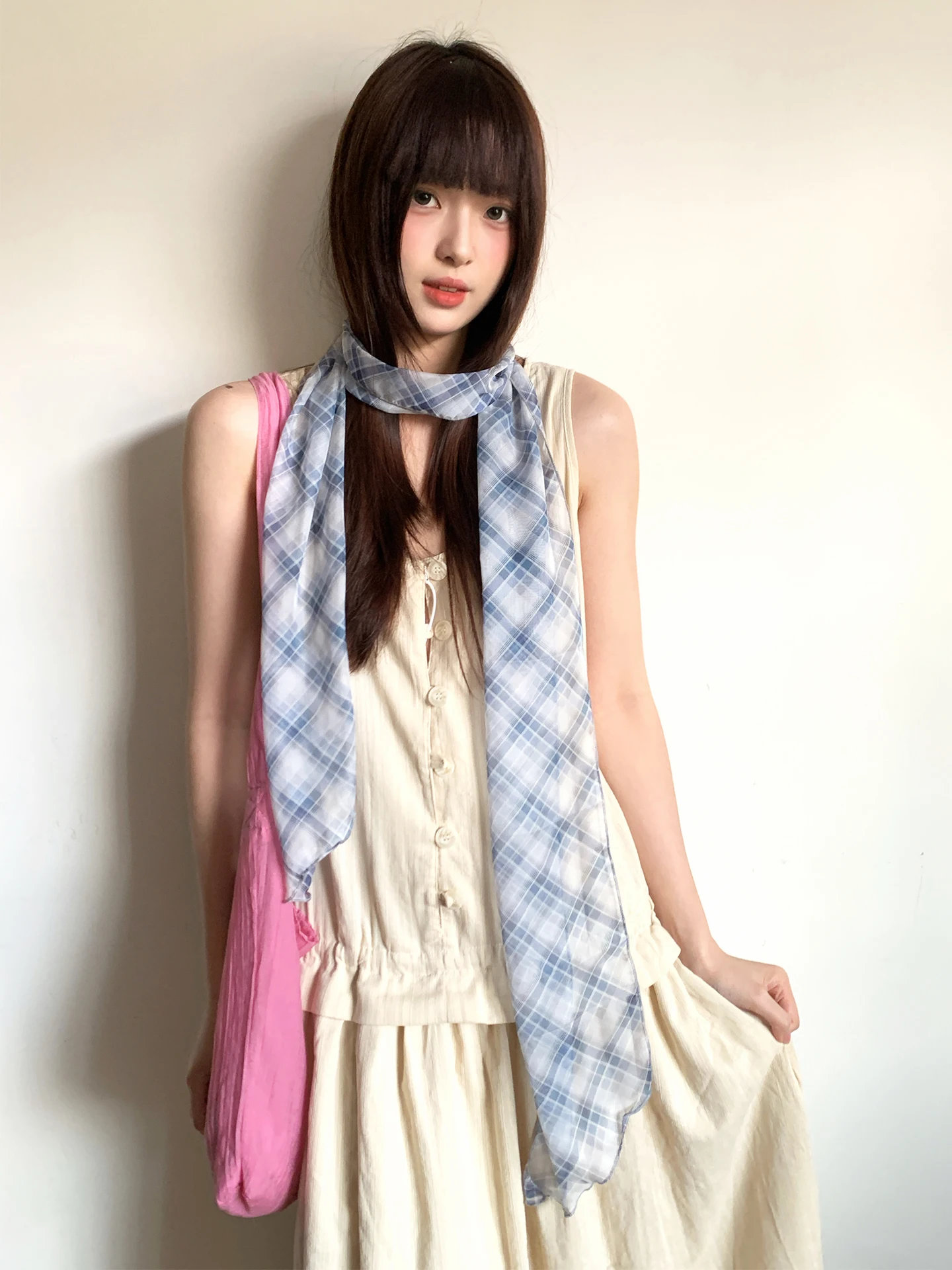 チェック柄ロングシルクスカーフ：春夏季の多機能ファッションアイテムとしての実用性とデザイン性