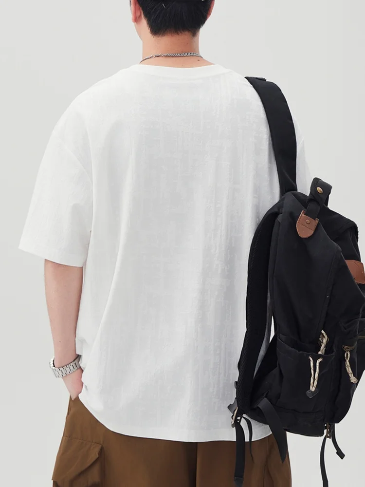 メンズ半袖Tシャツは、どう選ぶべきか？夏の日常に合う「ゆったりで通気性の良い」アイテムの選び方