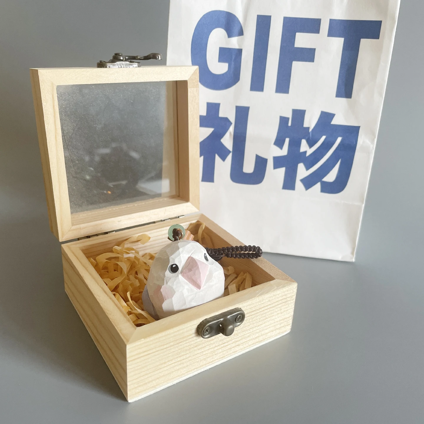Happy Holidays にぴったりな贈り物は、手作りの木彫りオウムキーホルダー？