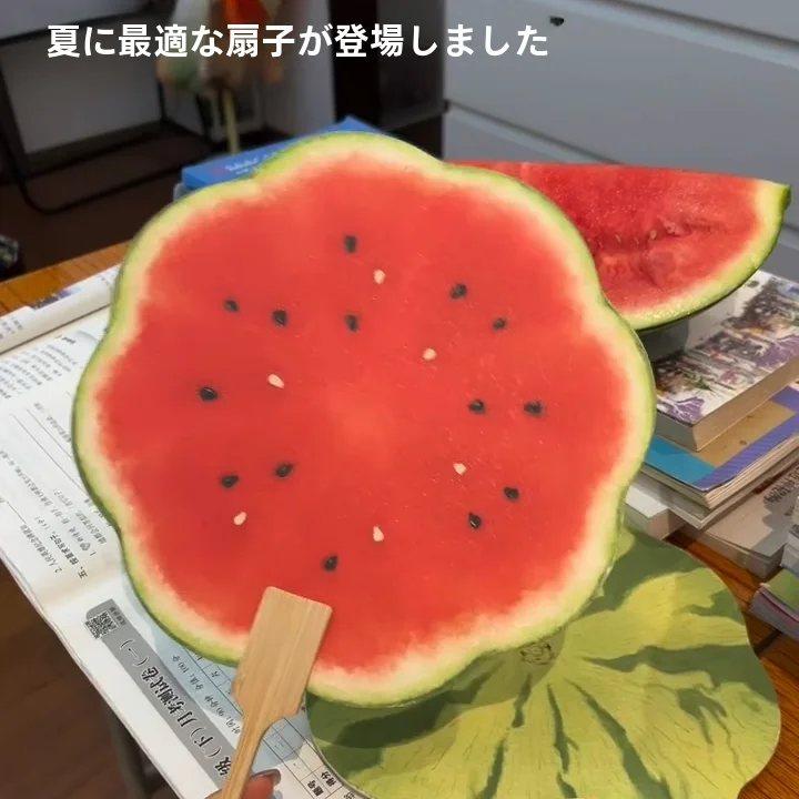 西瓜デザインの手持ち扇子【夏の清涼感・リアルなデザイン・ギフトに最適】