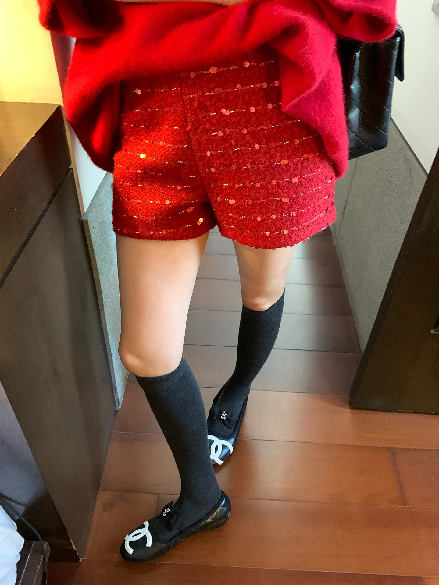 12月に着るレディースファッションのコツは？デザイン性のあるショートパンツで冬の日常を彩る