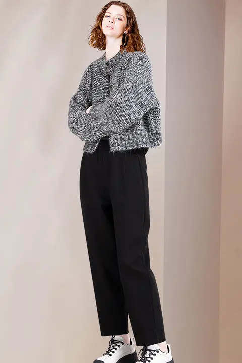 魅力的なレトロニットカーディガンと黒のカジュアルパンツ【高級感あるスタイル・冬用】（セットアップ対応）