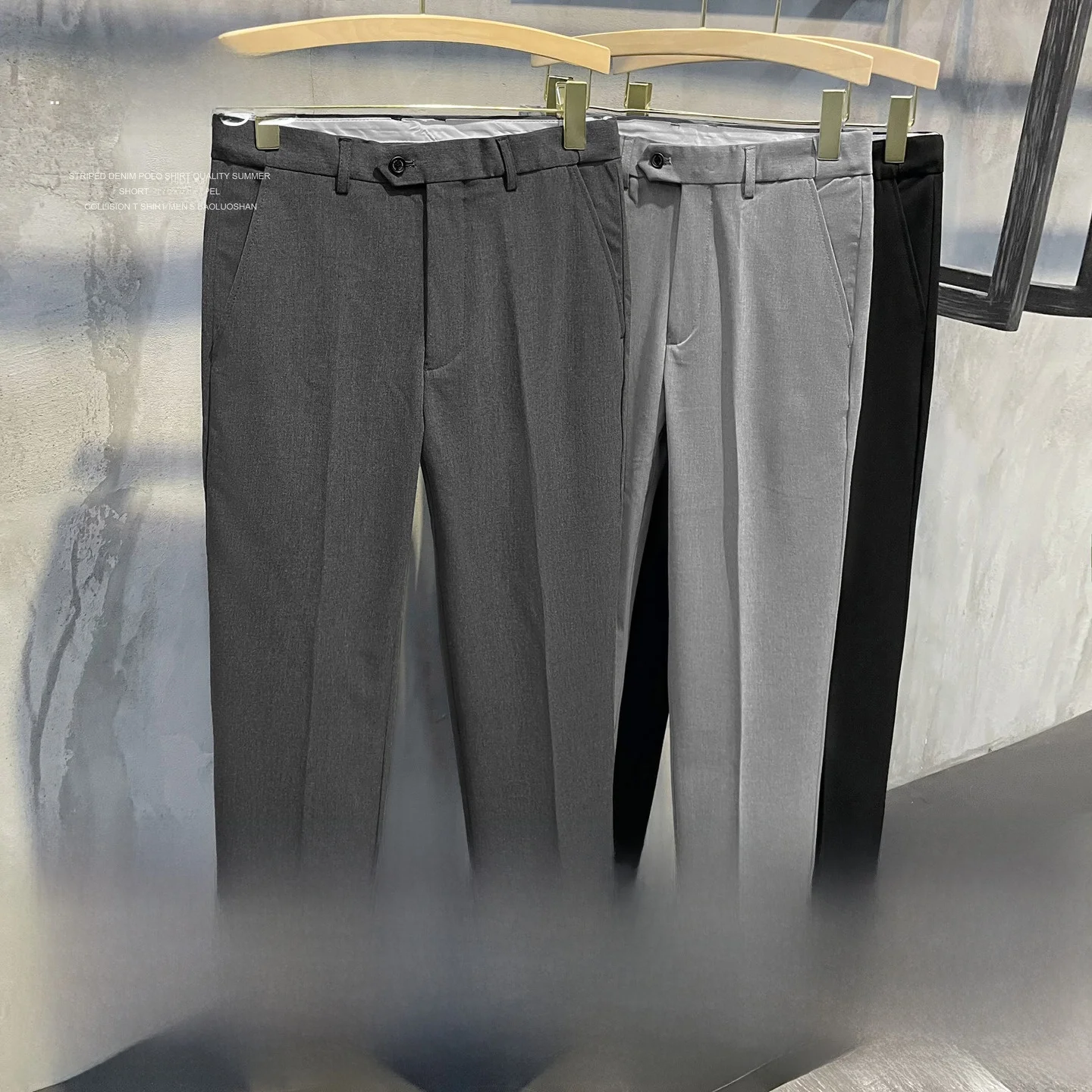 トレンドのスリムフィットスーツパンツ：ウエストゴムと立体剪裁によるカジュアルスタイルの実用性