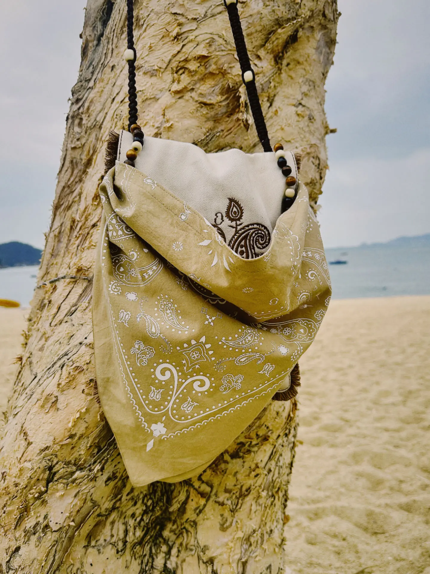 手作りビーズ装飾のカシューナッツ花刺繍ショルダーバッグ：民族風小方包の実用性とデザイン特性