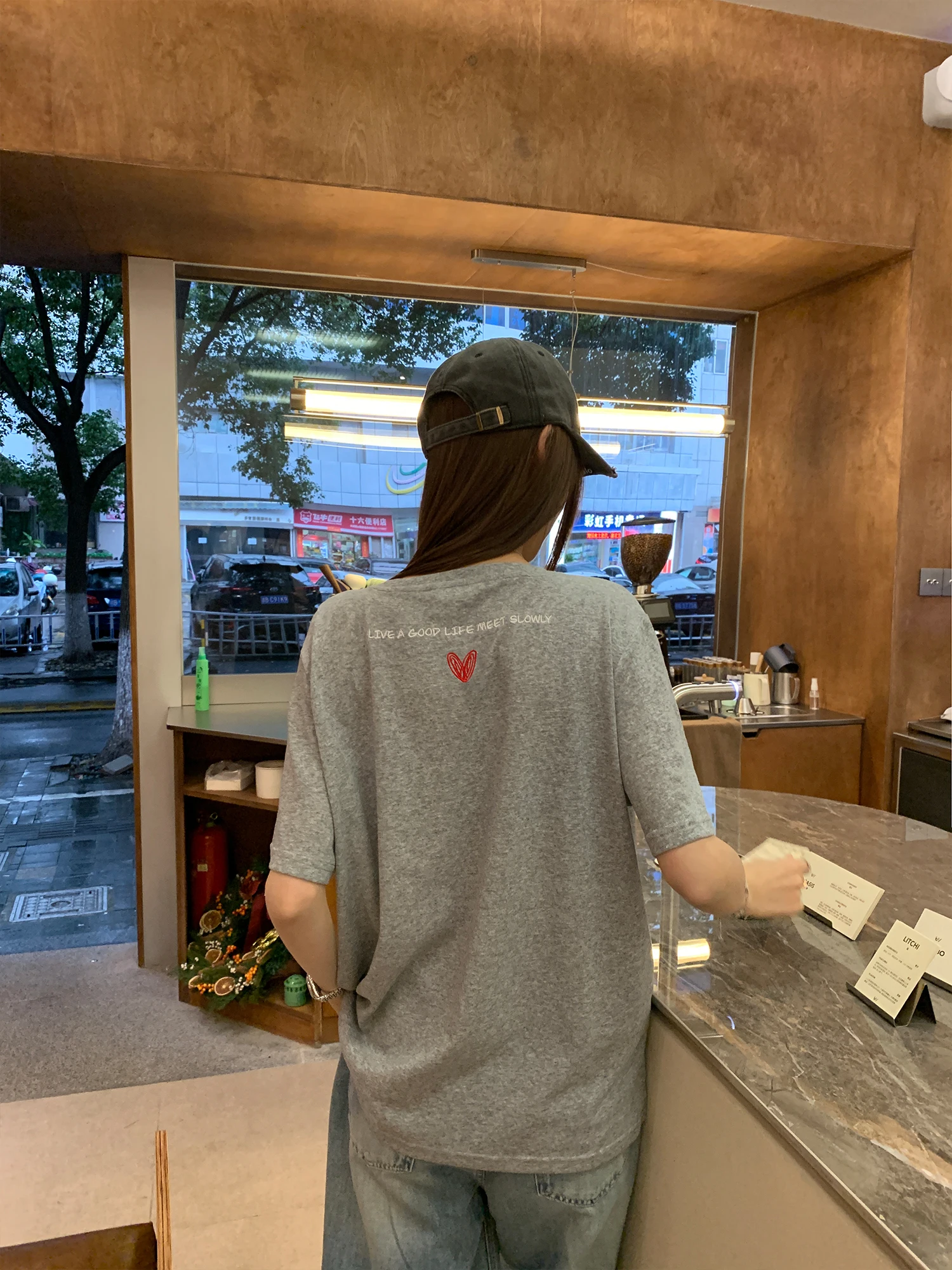 ハート刺繍のTシャツを選ぶべきタイミングは？通勤スタイルに最適な「ゆったりフィット」の選び方