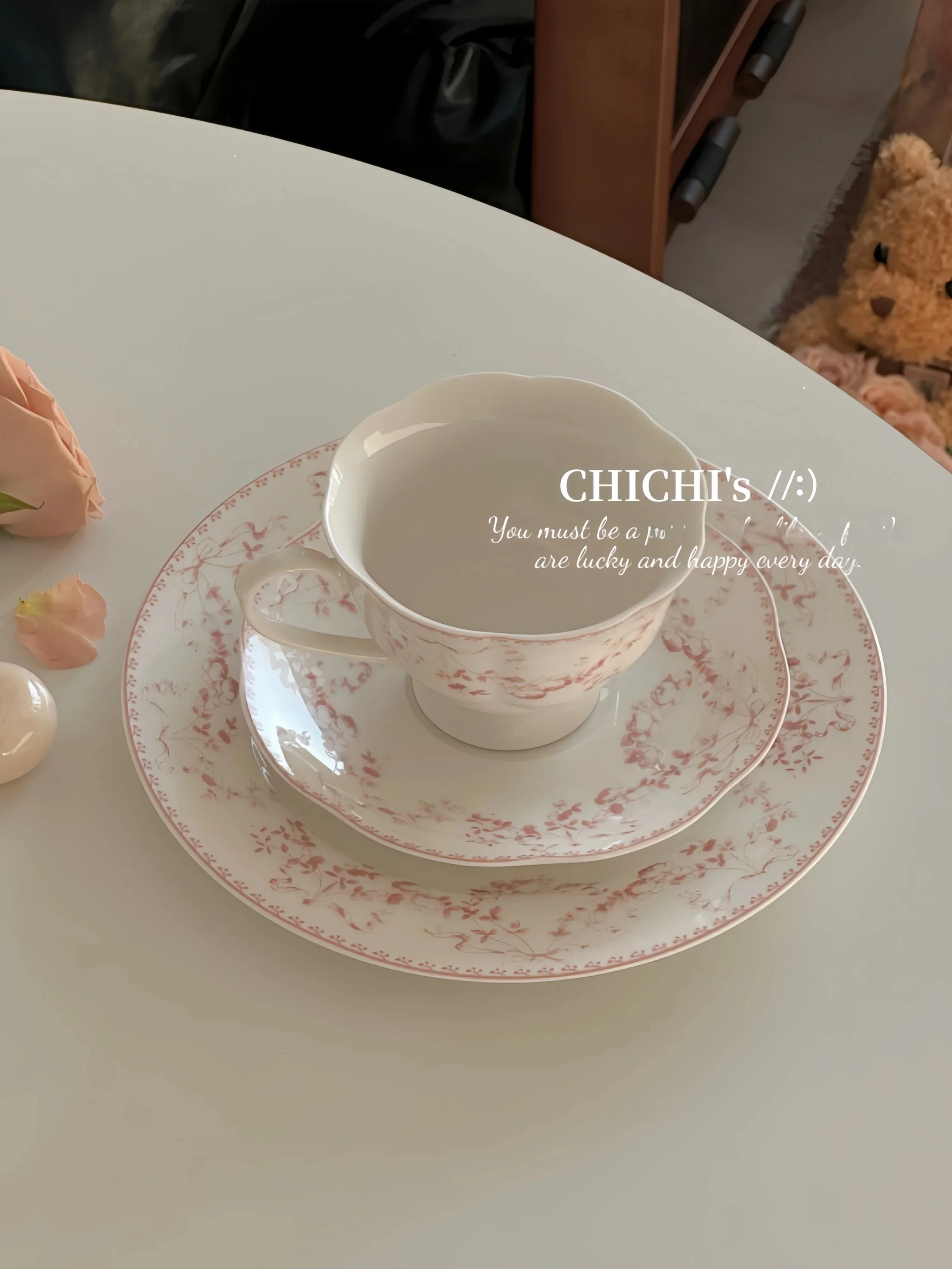 フランス風リボン付きセラミックプレート：つまみ細工 洋風アレンジの代表的デザインと実用性