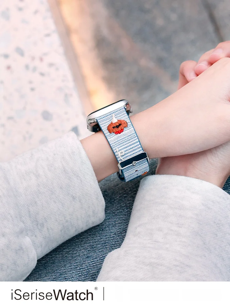 Apple Watchのバンド選びで迷う？愛らしい犬の刺繍レザーバンドが通勤・デートで輝く理由とは？