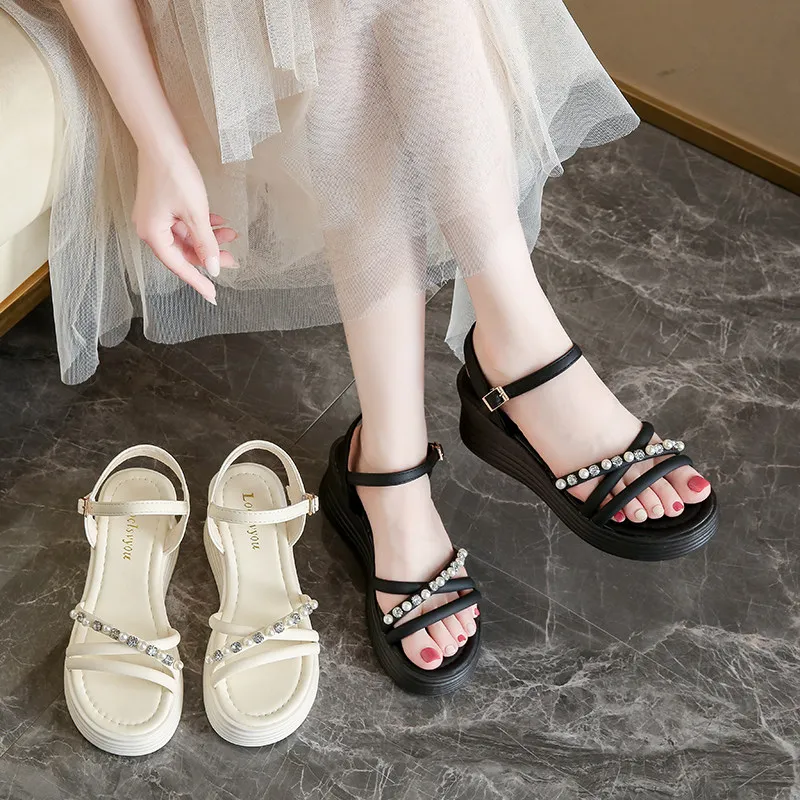 厚底サンダルを「ダサい」と感じる理由は？実は、それこそがファッションの新しい入り口です