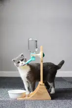 ペット用 猫の掛け式水飲み器【湿らず使えるボール式・自動給水機能】