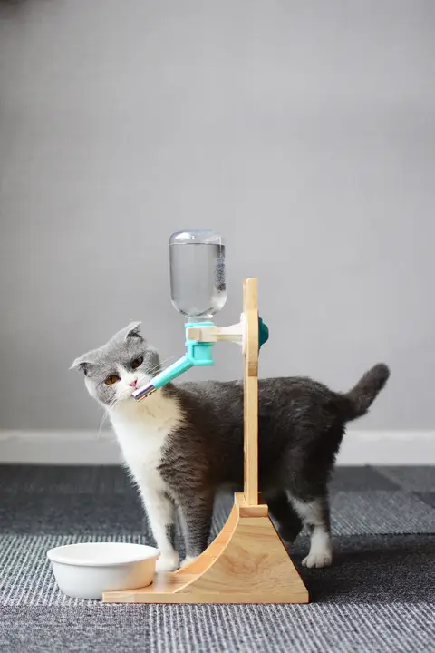 ペット用 猫の掛け式水飲み器【湿らず使えるボール式・自動給水機能】