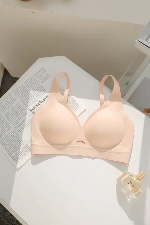 セクシーなバストを演出！上托効果のブラジャー【厚みのあるパッド・無縫製・小胸向け】