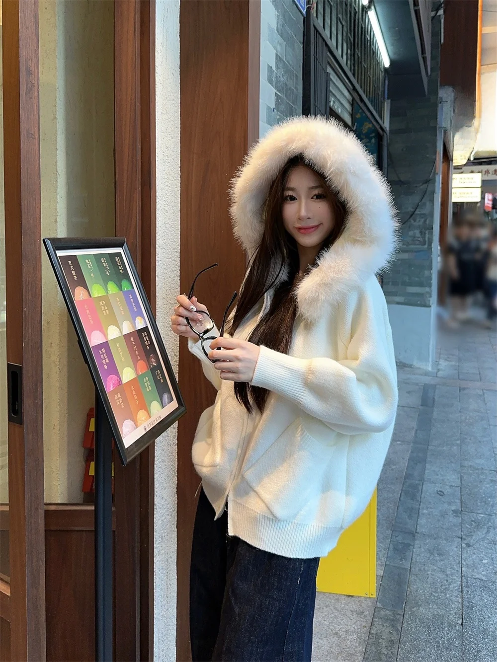池田エライザ ニット：カキ色のファー付きフードニットコートの実用性とスタイル分析