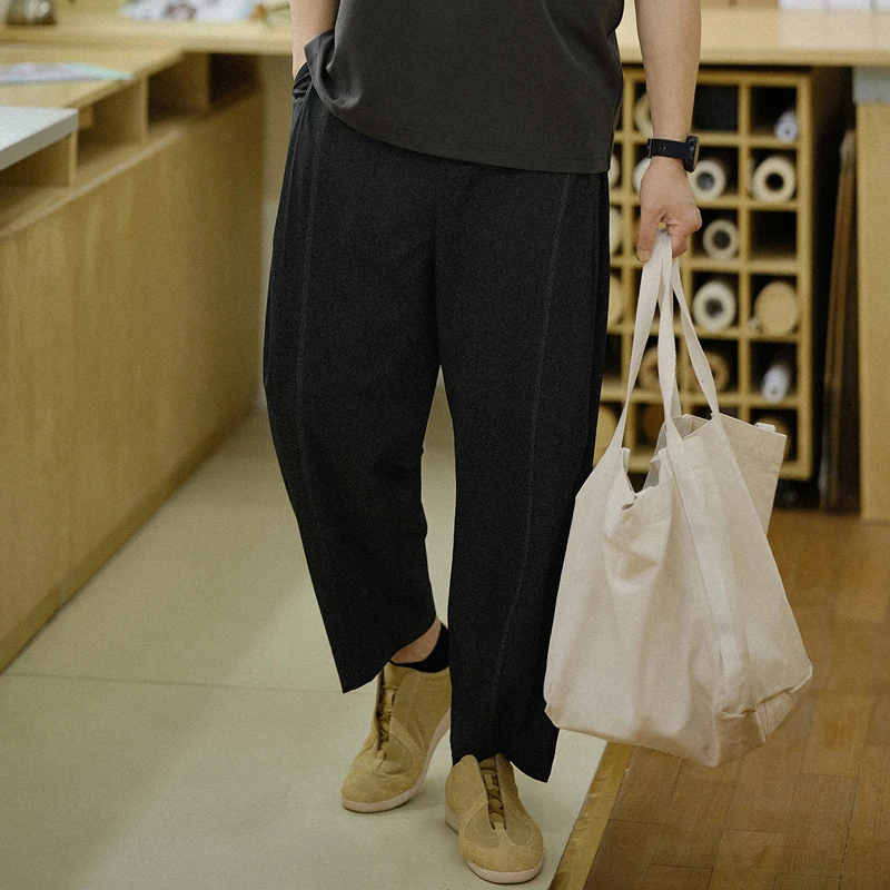 クロップドパンツの着こなしは、本当に難しい？その答えは「黒のカジュアルパンツ」にあり