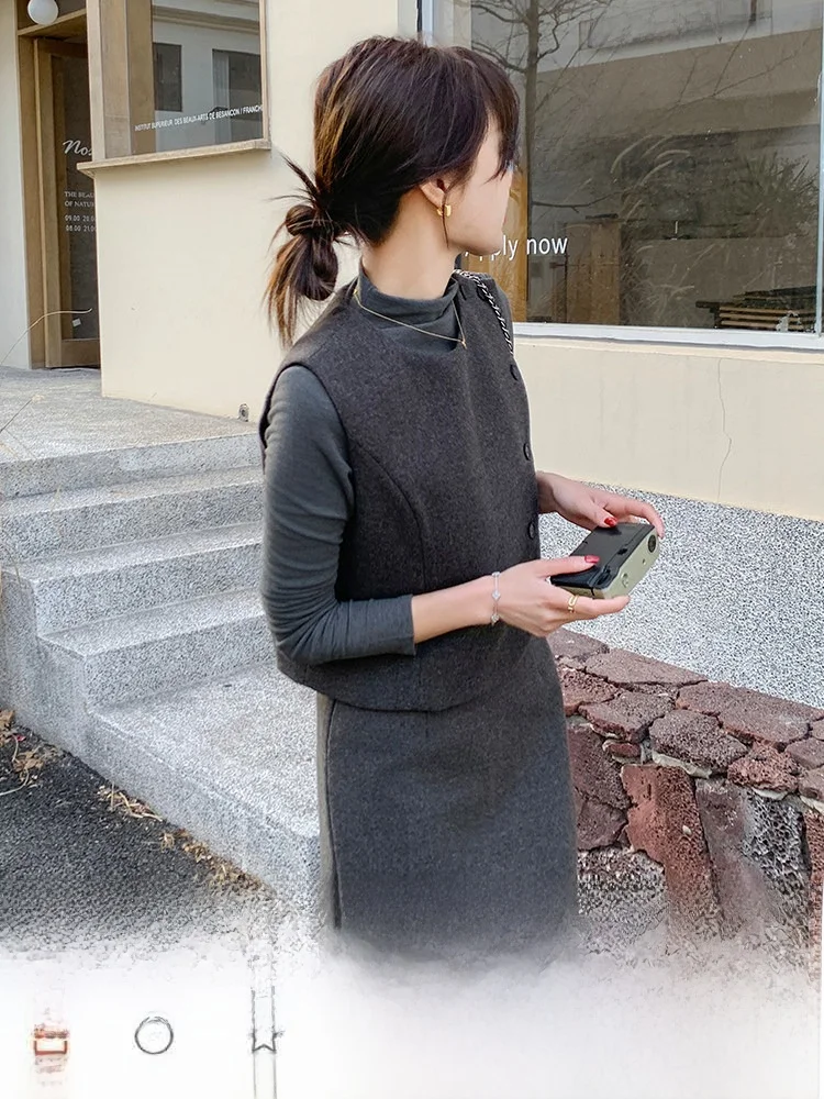 今の時期 レディース コーデ どうやって着こなすか？グレーのベストとスカートが解決するシンプルで上品なスタイルとは