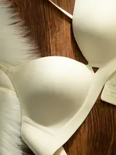 滑らかな三角カップブラジャー【小胸・副乳補正・薄型デザイン】