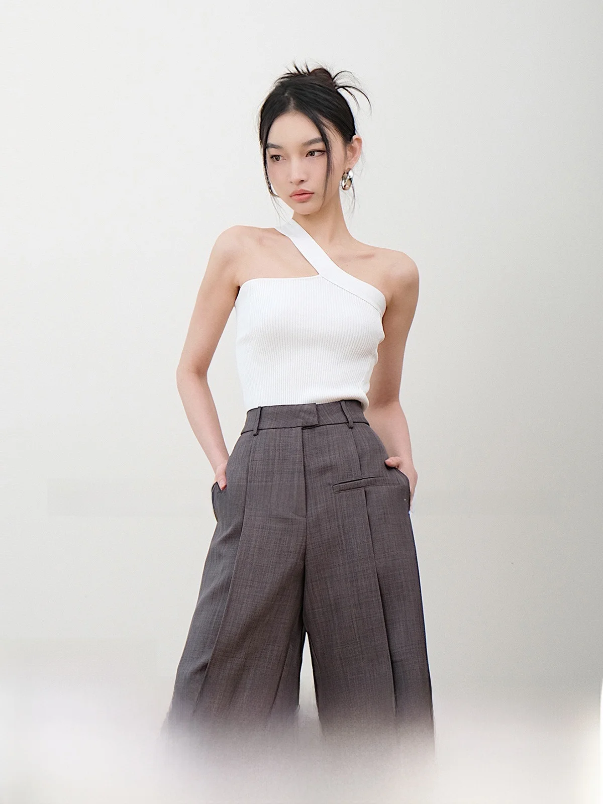 上品でセクシーなアシンメトリーデザインのニットタンクトップ：肩出しスタイルの実用性とファッション性