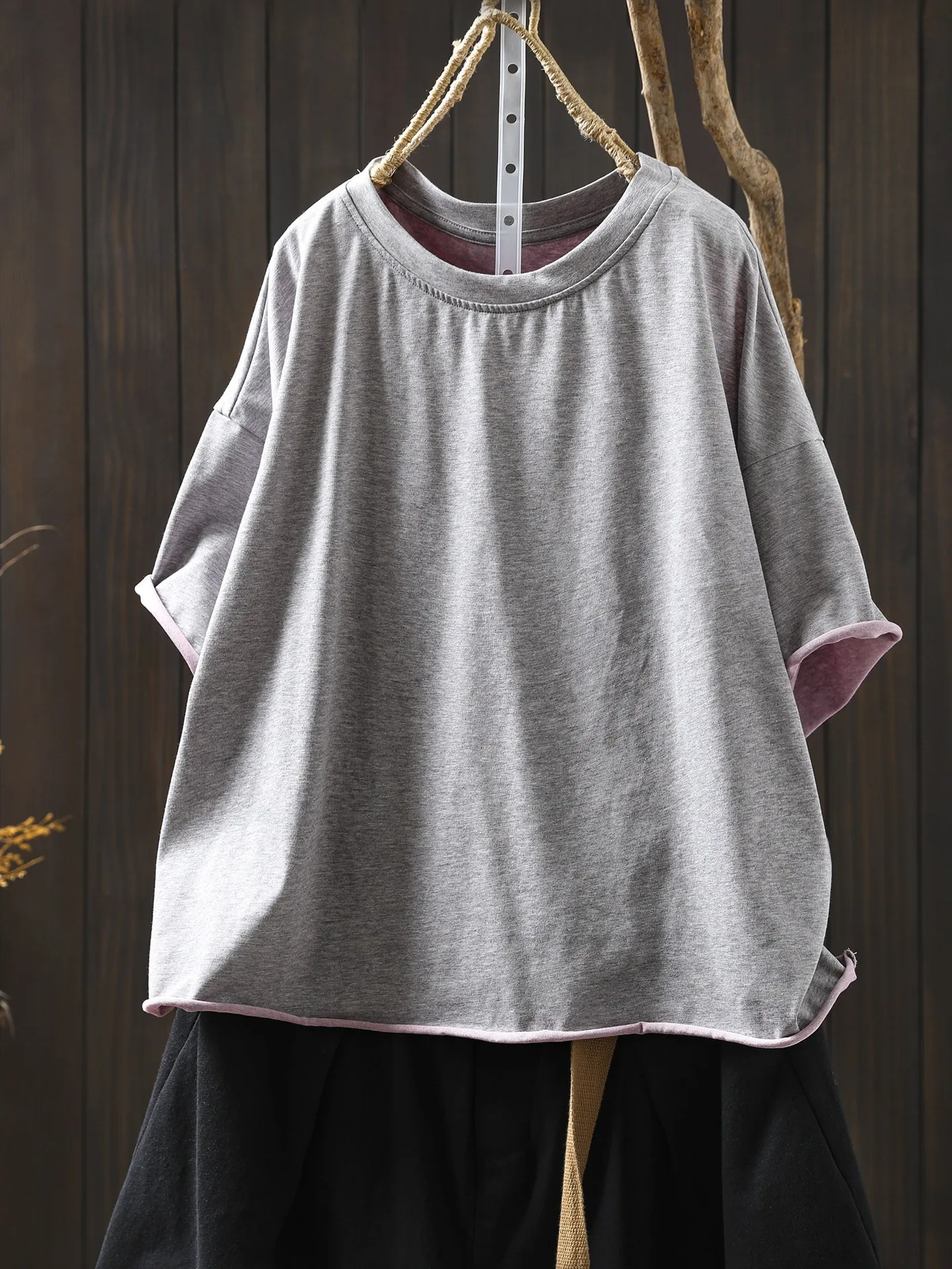 ゆるいTシャツはどんなもの？通勤や日常で活躍する「夏のカジュアル」を選ぶべきポイントとは？