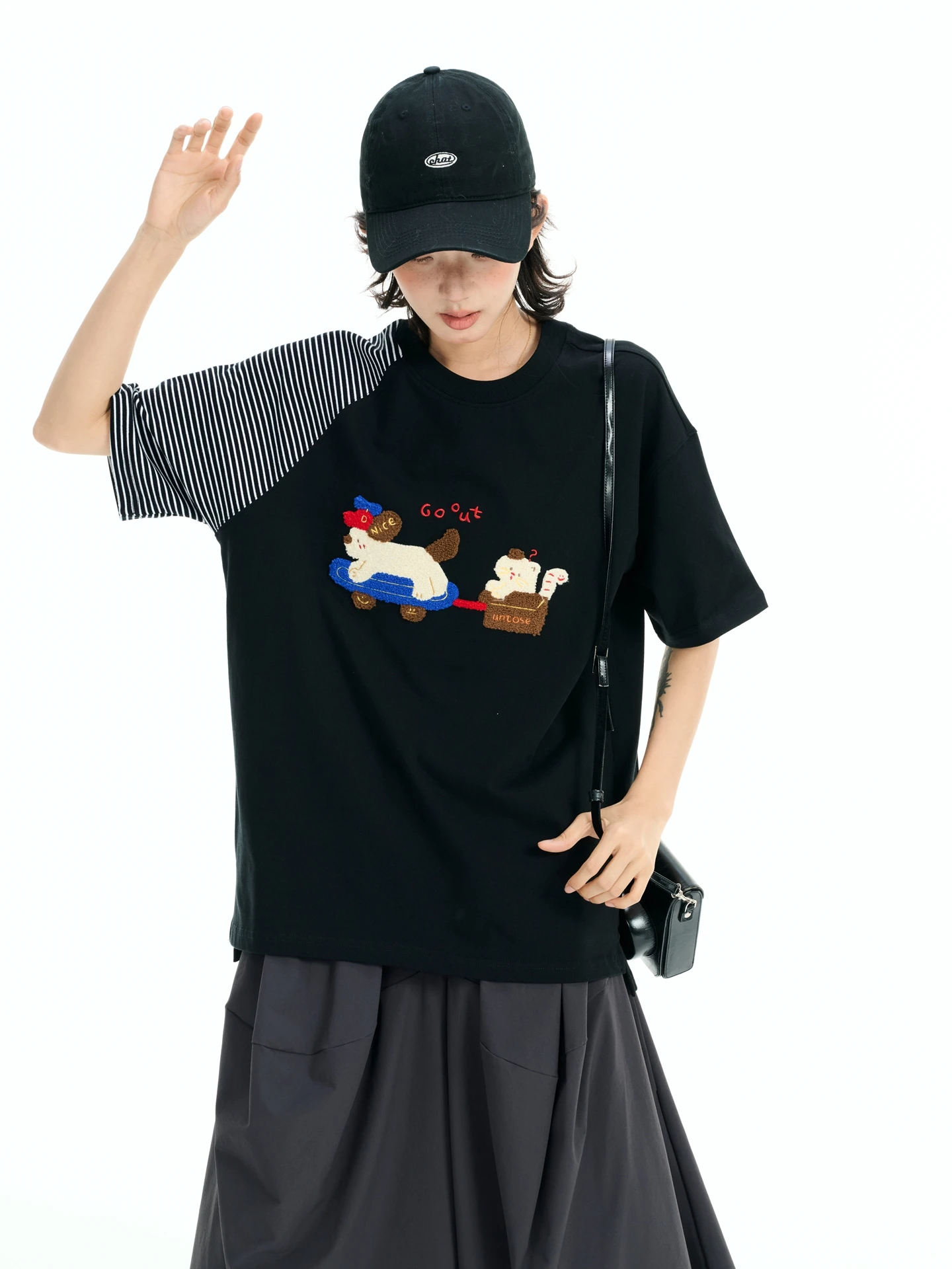 犬モチーフTシャツ：ストライプと刺繍が特徴の2026年春季リリースモデル