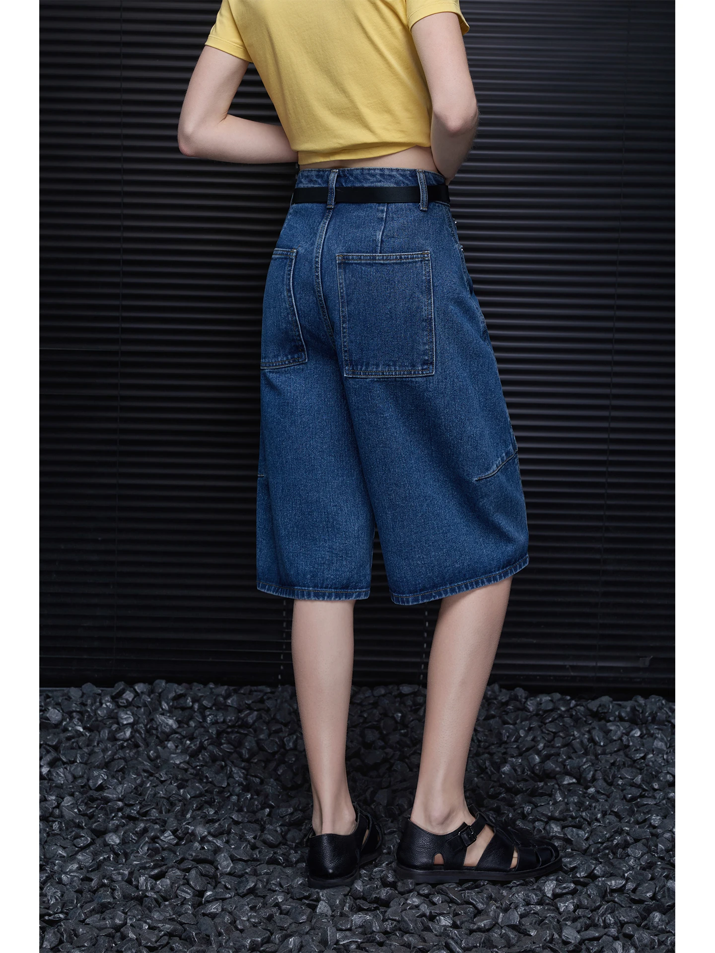 青のTシャツに合うズボンは、やっぱりデニム？それとも他の色？