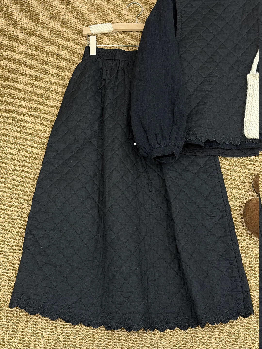 49日の服と4月半ばのファッション：チェック柄2点セットの実用性と季節適性を検証