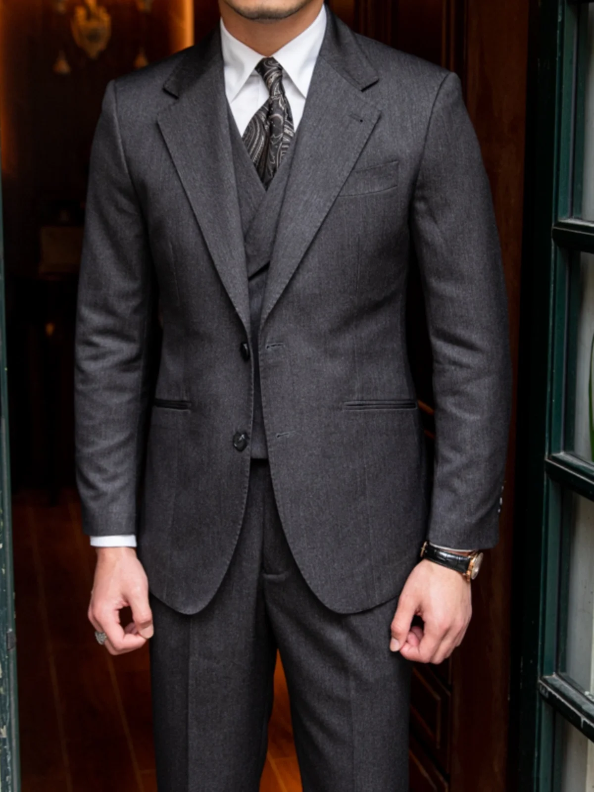 ダークグレー スーツは本当に「万能」なのか？リアルな使い方と選び方を解説