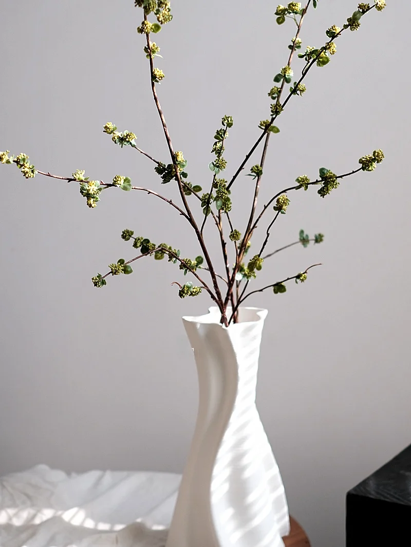 高級感あるグリーンの花芽アートフラワー：侘寂風リビング装飾の実用性と季節感