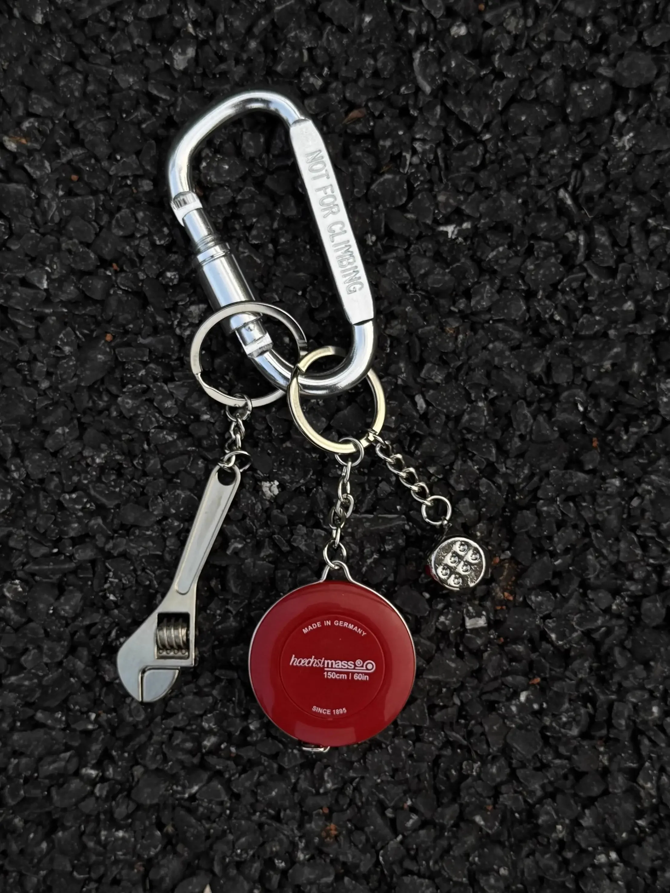 カバンにつけるキーホルダーで失敗しない方法は？アンダー テール キーホルダーの本質を知れば、どんなシーンでも自然に使えるようになる