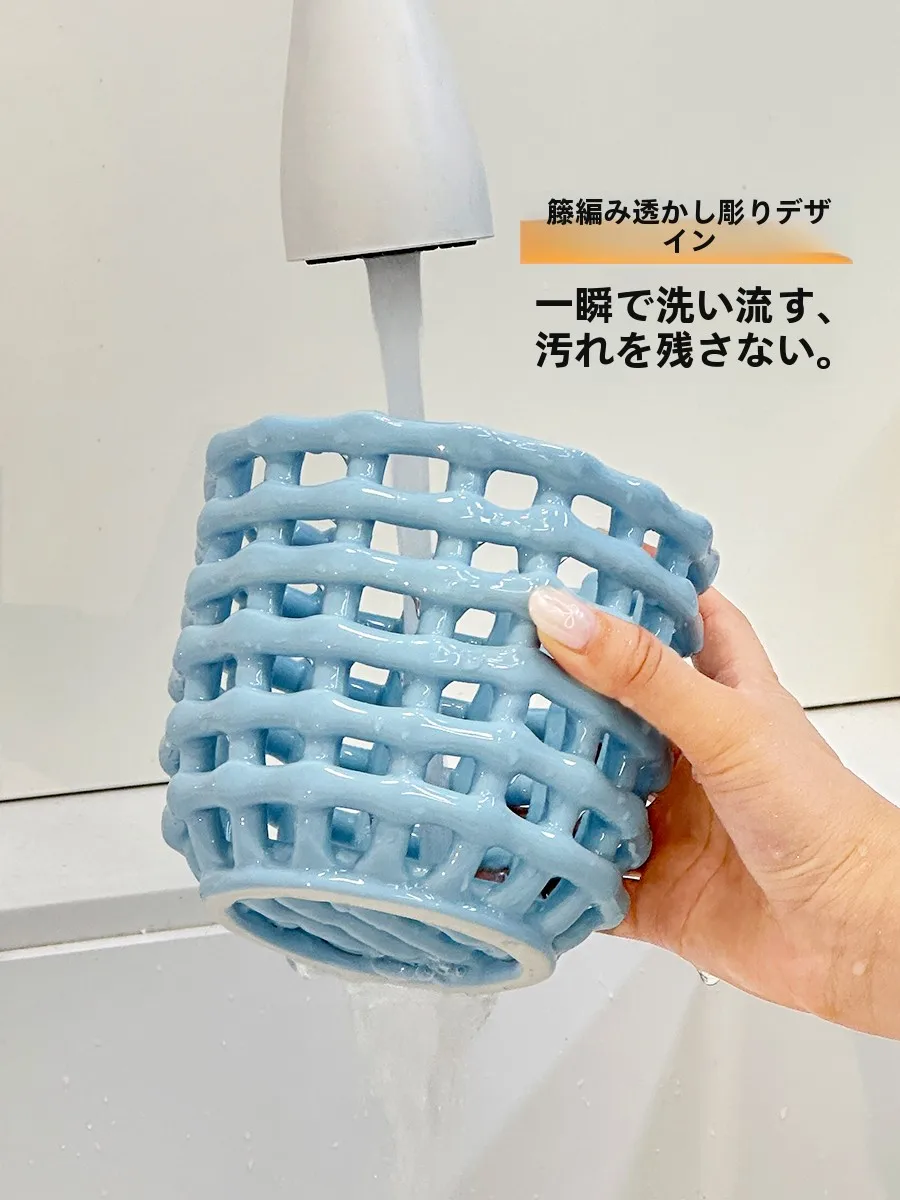 ブルー系陶器バスケット：現代的なキッチン収納の実用性とデザインバランス