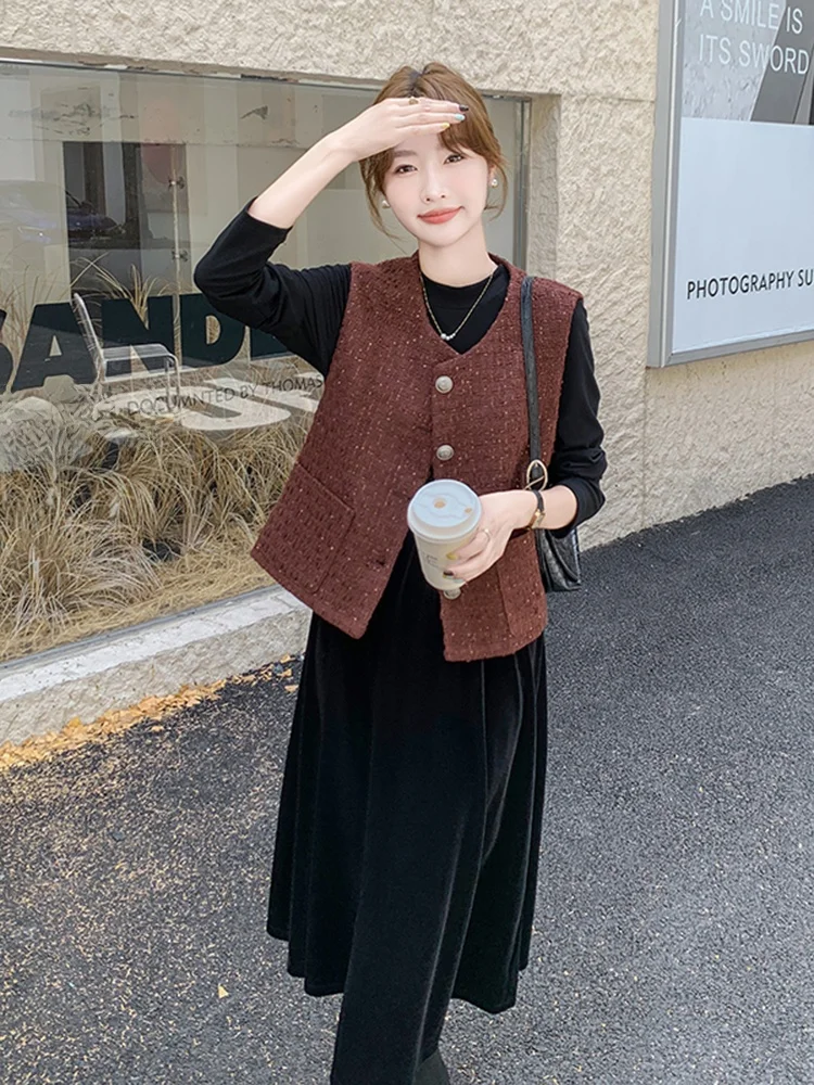 高級感あふれる黒いベロアワンピースとベストの秋のコーディネート