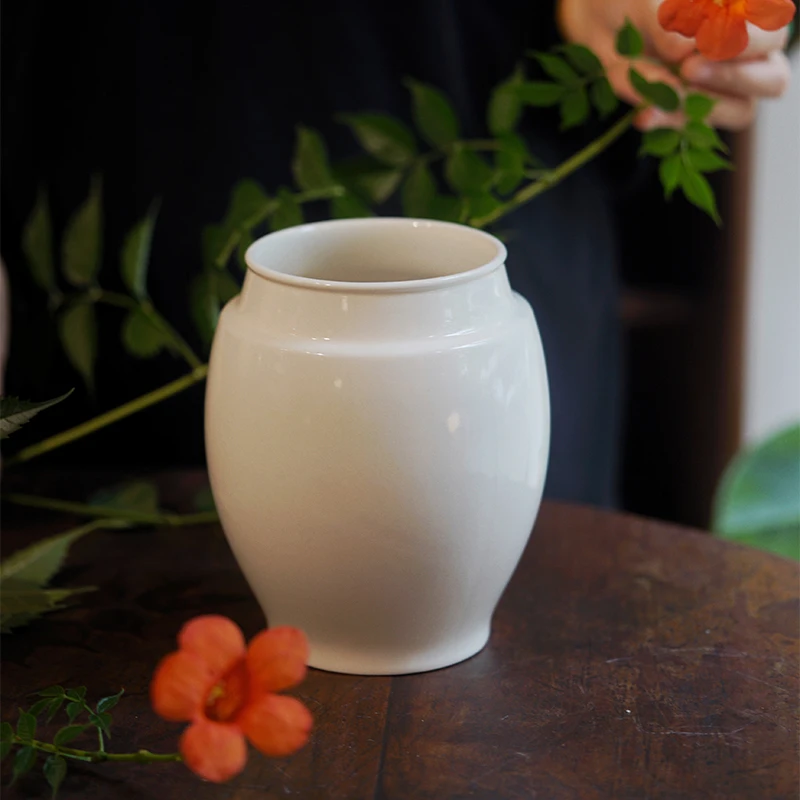 手作り拉坯陶器小型花器：新中式台面花瓶的实用与美学平衡